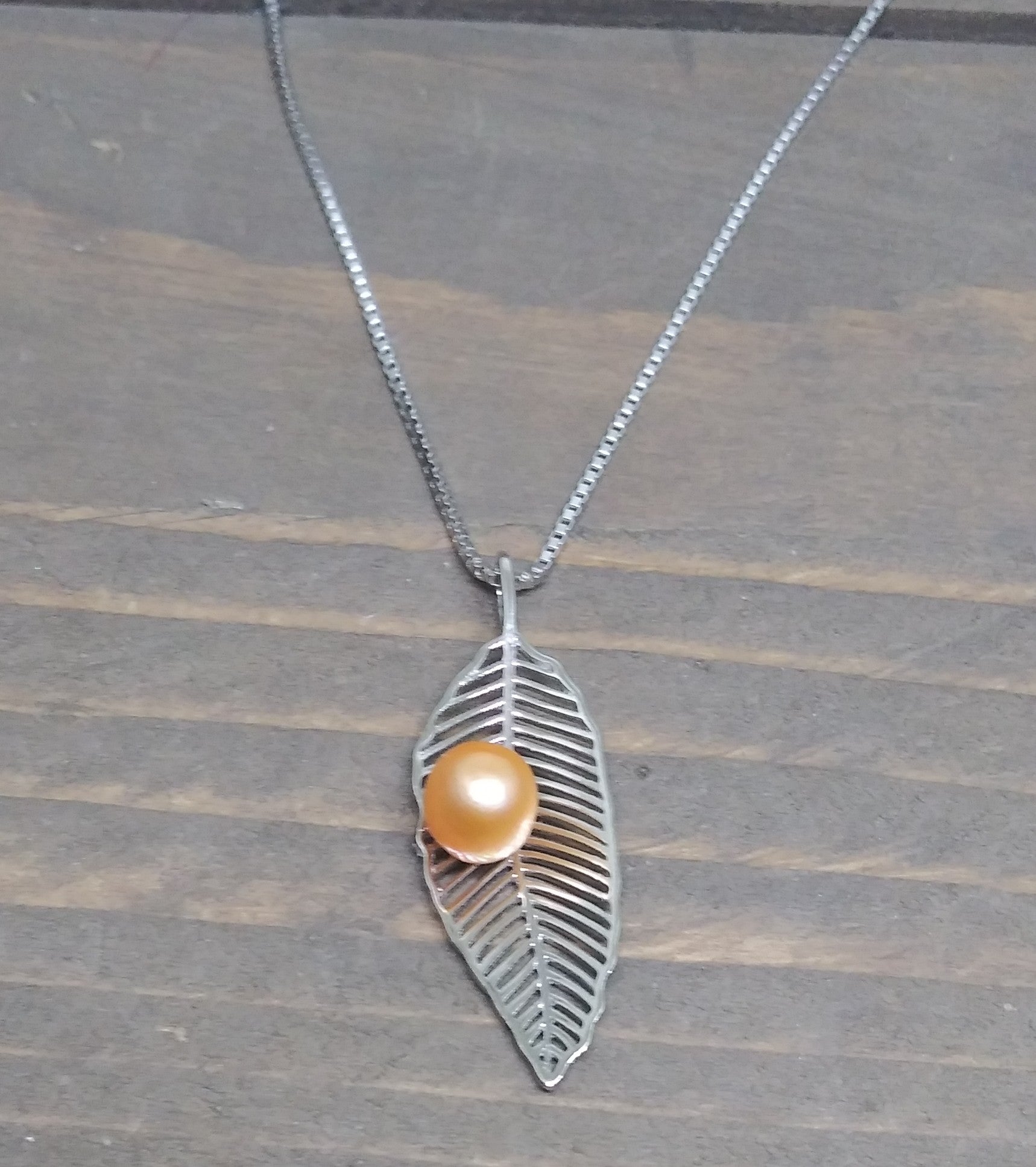 Withered leaf pendant