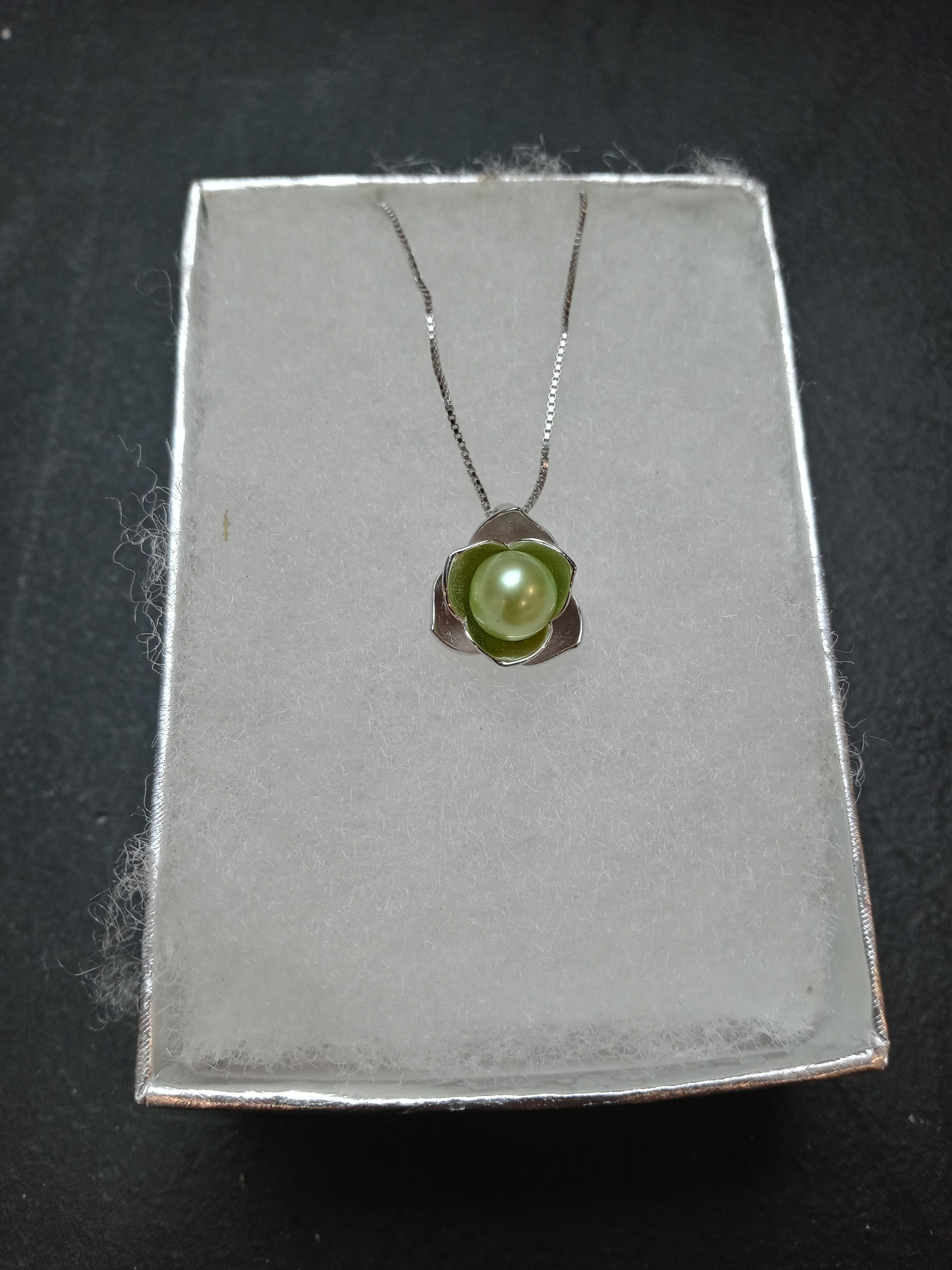Lilly leaf necklace