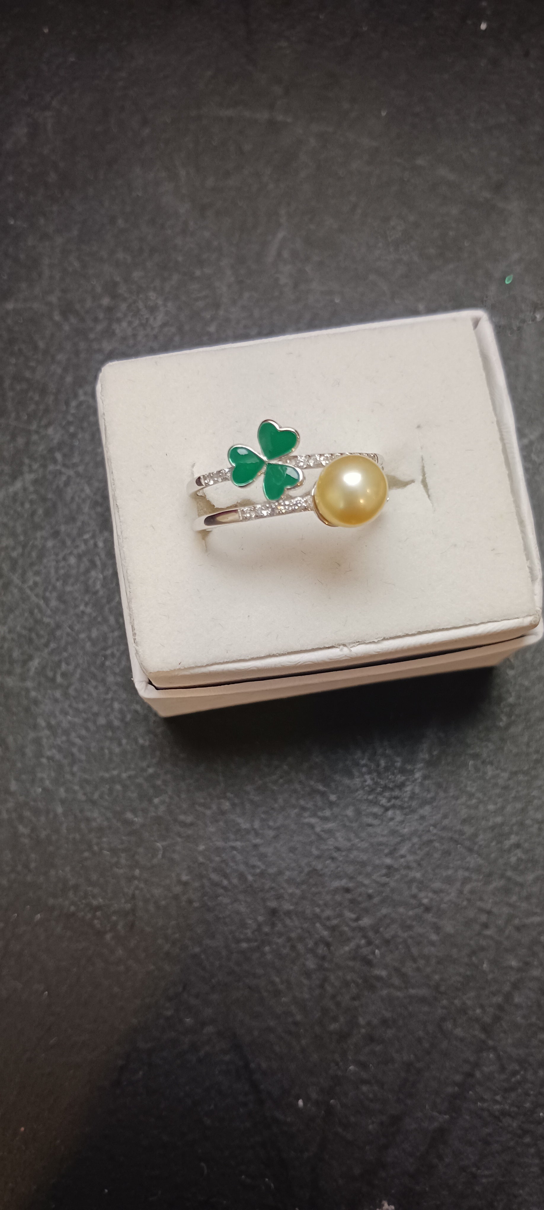 Clover ring